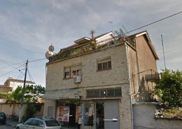 Vile dy kateshe me qera ne rrugen Sadik Petrela ne Tirane.
Me nje siperfaqe totale prej 300m2 , org